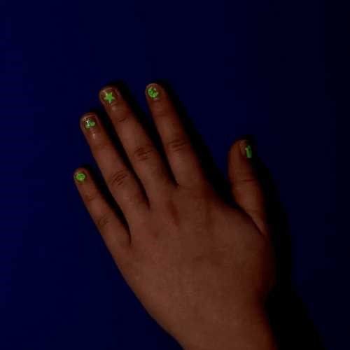 pegatinas para uñas que brillen en la oscuridad