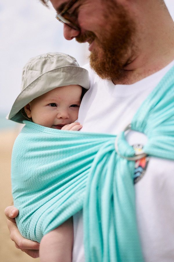 Bandolera de agua Momawo Splash para refrescarse con el bebé con asesoría Quiero Colo