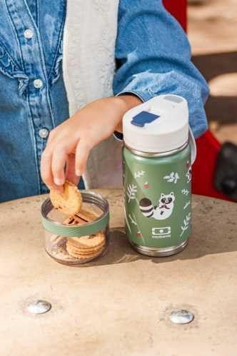 botella con recipiente para snacks